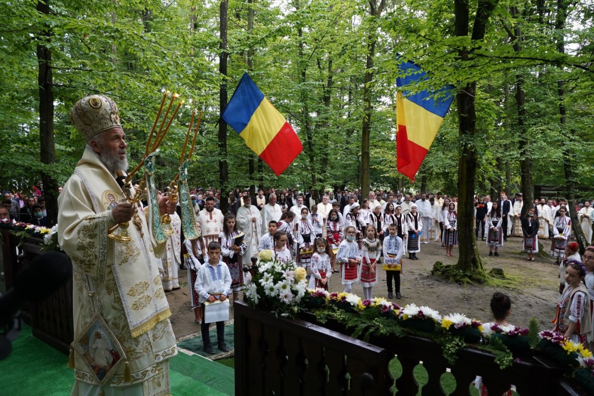 Tinerii s-au întors în catedrala lor cu vitralii foşnitoare 174736