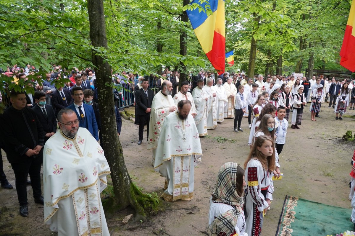 Tinerii s-au întors în catedrala lor cu vitralii foşnitoare 174737