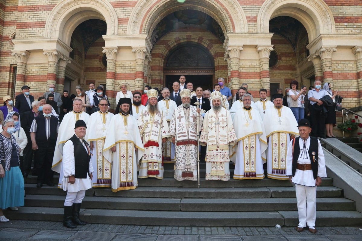 Trei arhierei au liturghisit la hramul Catedralei Mitropolitane din Sibiu 174755