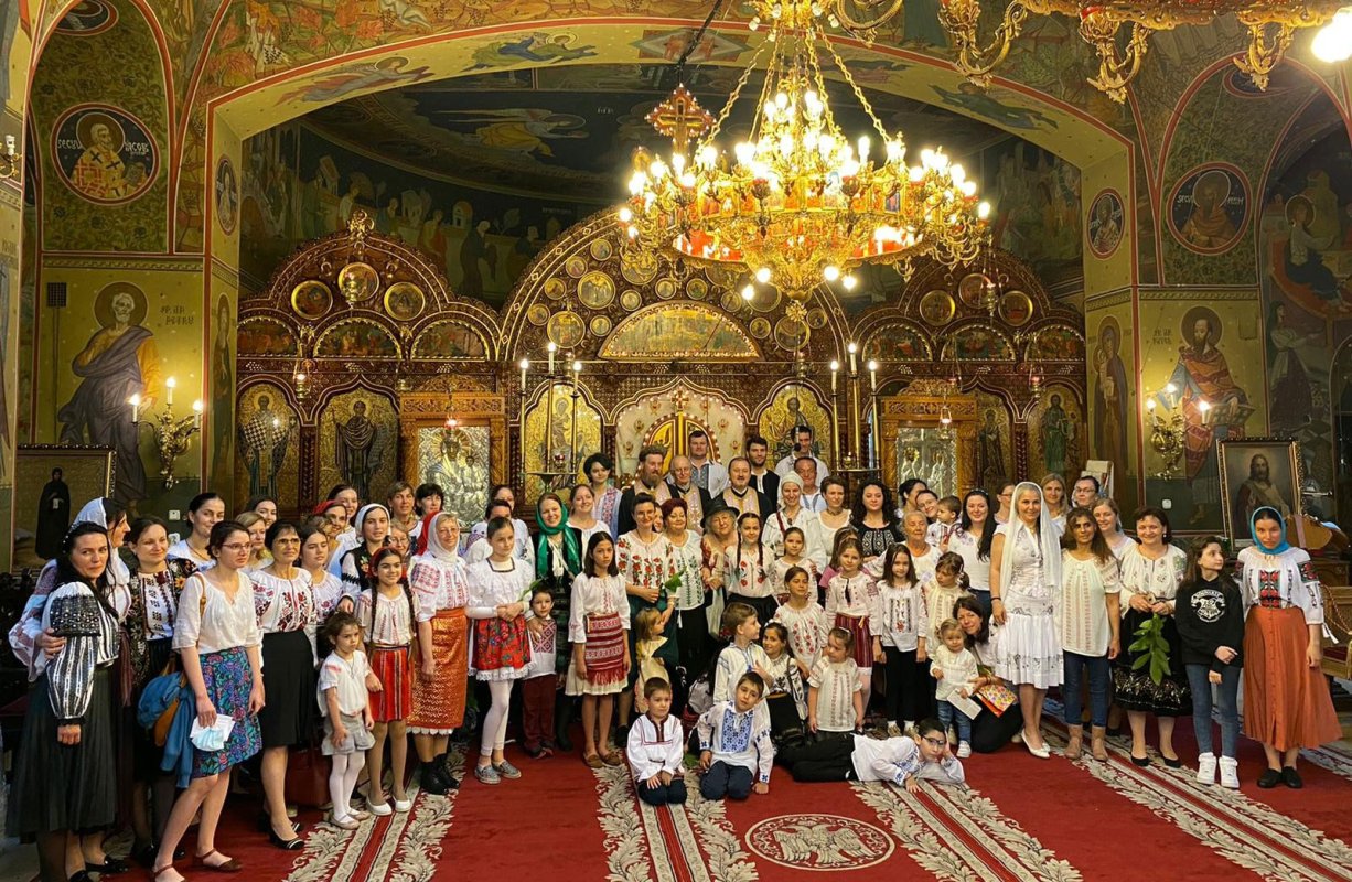 În ie la Liturghie, în biserica Parohiei Parcul Călăraşi 174848