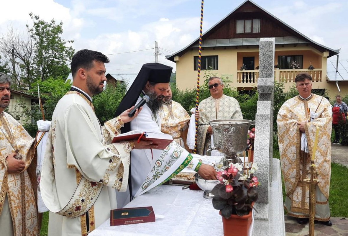 Înnoire și resfințire la Biserica „Pogorârea Duhului Sfânt” din Ardeoani 174975