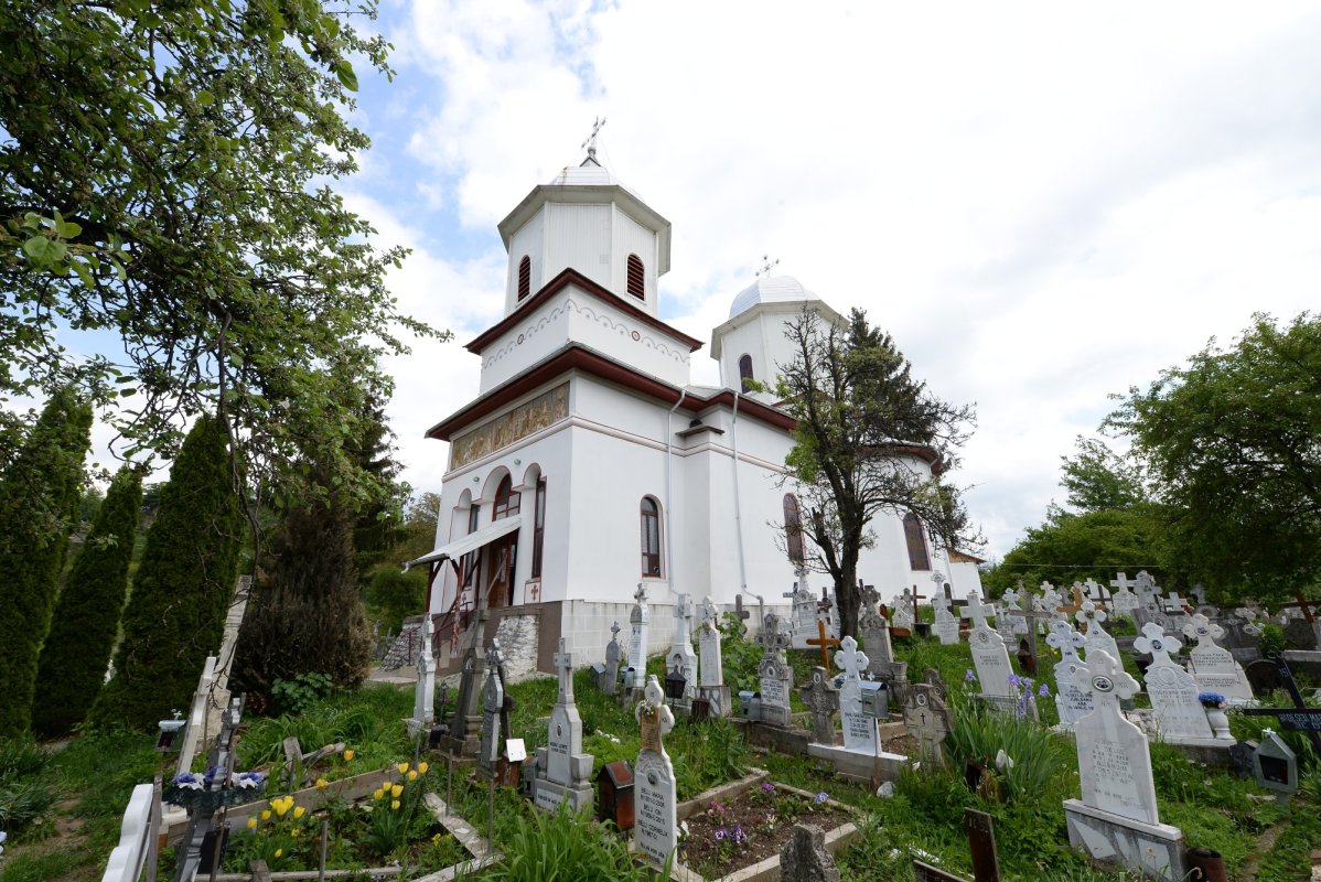 Slujire și misiune în parohia argeșeană Nucșoara 175063