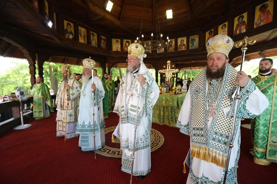 Patru ierarhi la hramul Mănăstirii Scărișoara Nouă, judeţul Satu Mare 175130