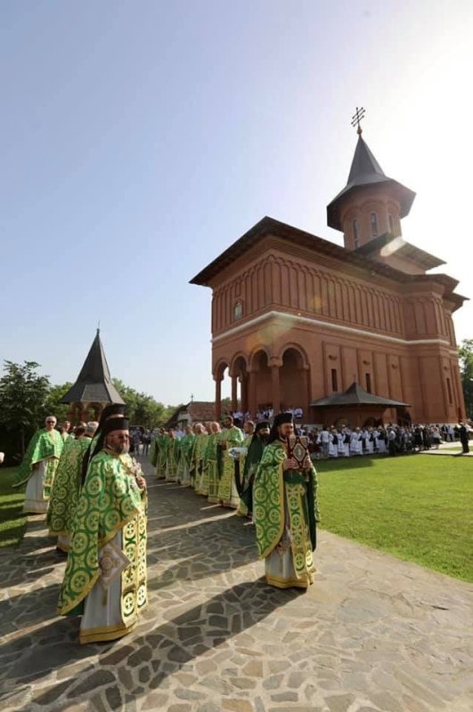 Patru ierarhi la hramul Mănăstirii Scărișoara Nouă, judeţul Satu Mare 175133