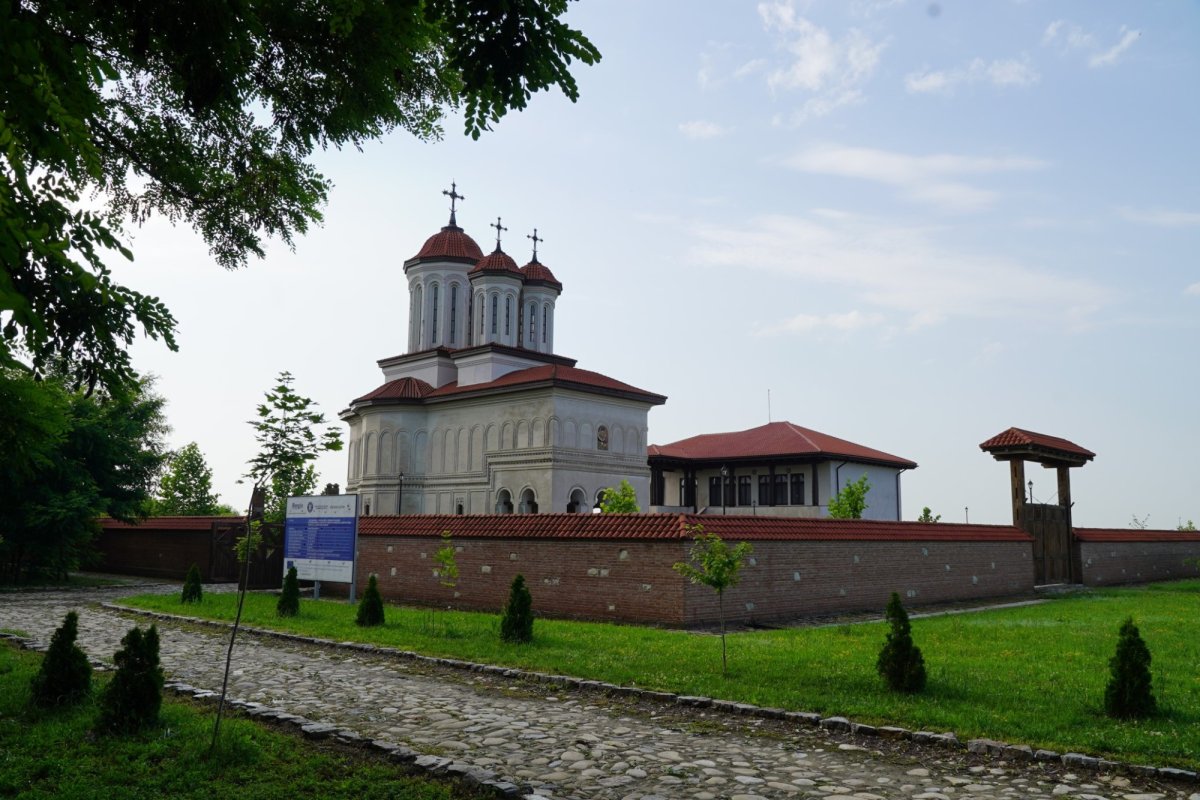 Sărbătoare luminoasă la mănăstirea voievodală Măxineni 175125