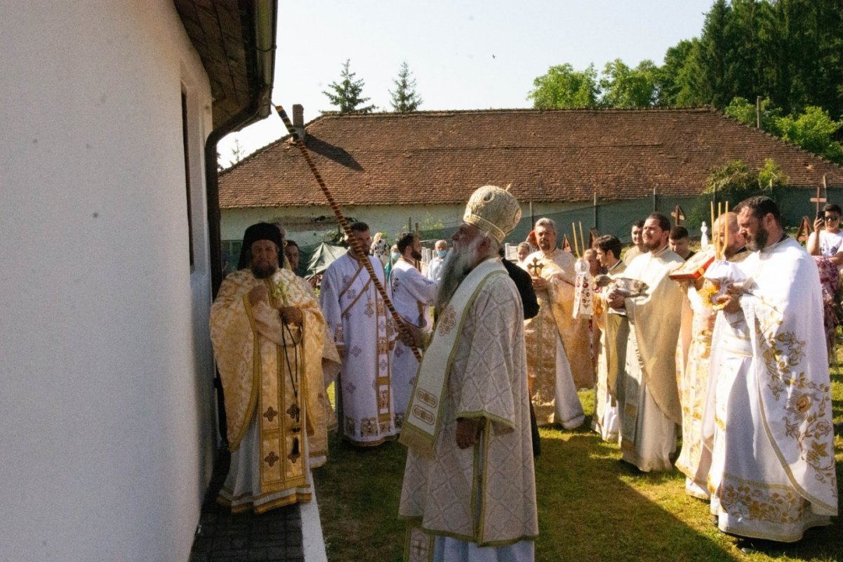 Sfințirea bisericii Parohiei Dobruşa din județul Vâlcea  175327