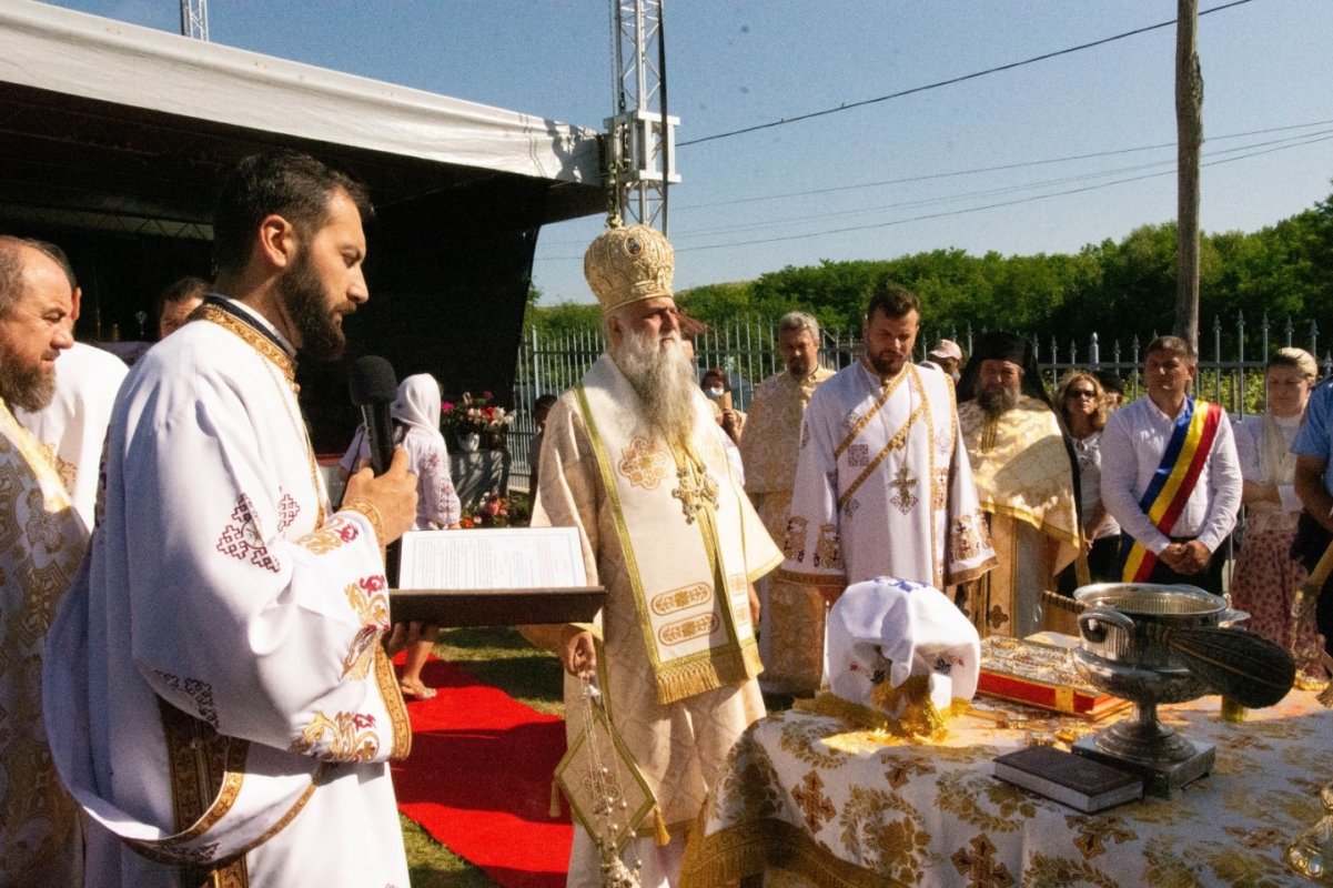Sfințirea bisericii Parohiei Dobruşa din județul Vâlcea  175328
