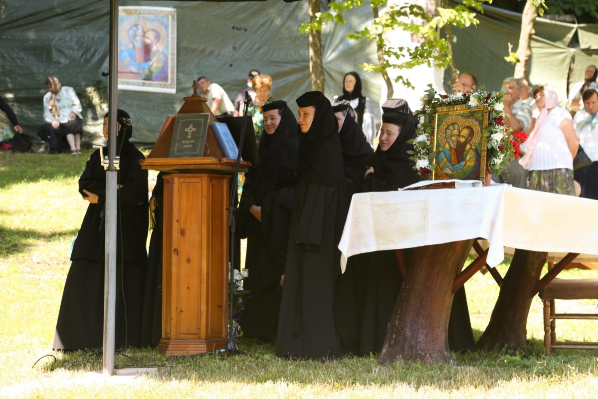 Sărbătoare la Mănăstirea „Sfinţii Apostoli  Petru şi Pavel” din Cârţişoara, judeţul Sibiu 175580