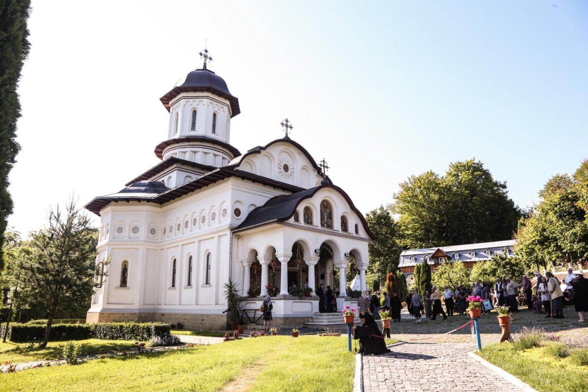 Sărbătoare la Mănăstirea „Sfinţii Apostoli  Petru şi Pavel” din Cârţişoara, judeţul Sibiu 175581