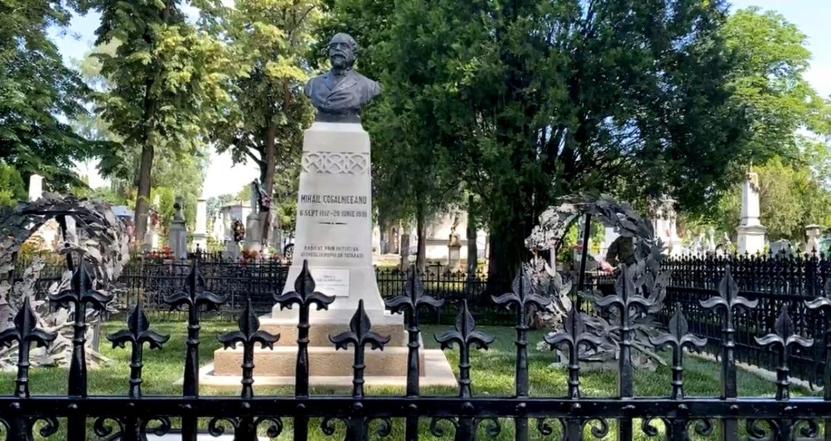 Sfinţirea unui monument închinat lui Mihail Kogălniceanu în cel mai mare cimitir ieșean 175627