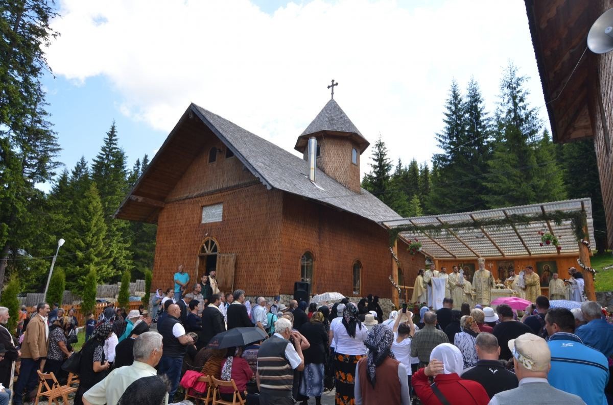 Slujire arhierească la Mănăstirea Peștera din județul Dâmbovița  175559