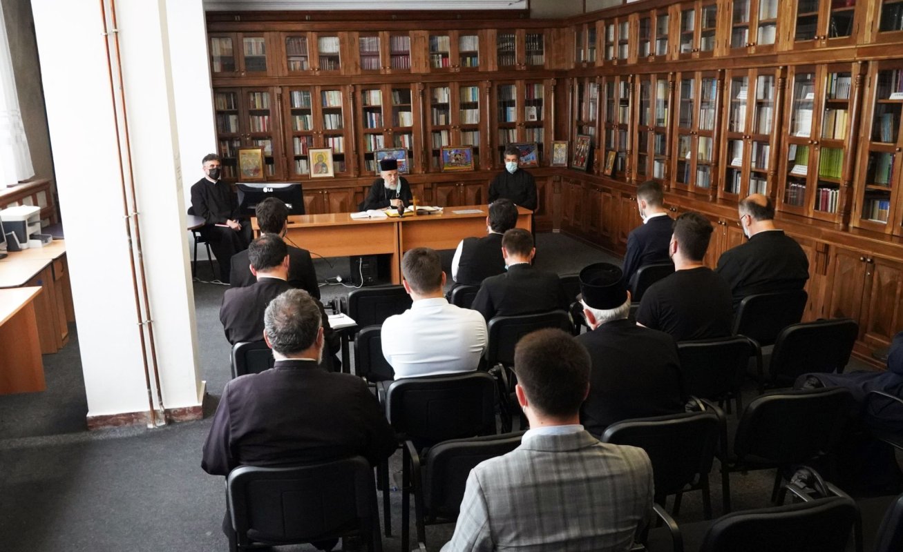 Întrunire pentru stabilirea programului de tabere pentru elevi 176347