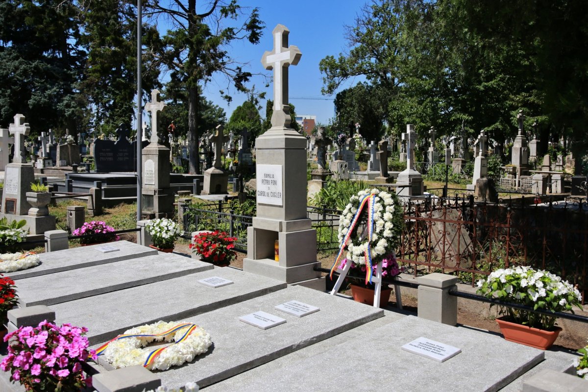 A fost sfințit mormântul profesorului Petru Poni de la Cimitirul „Eternitatea” 177295