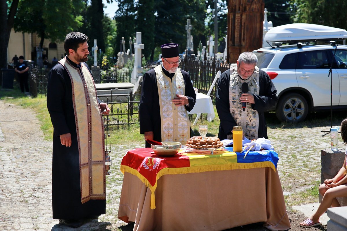 A fost sfințit mormântul profesorului Petru Poni de la Cimitirul „Eternitatea” 177297