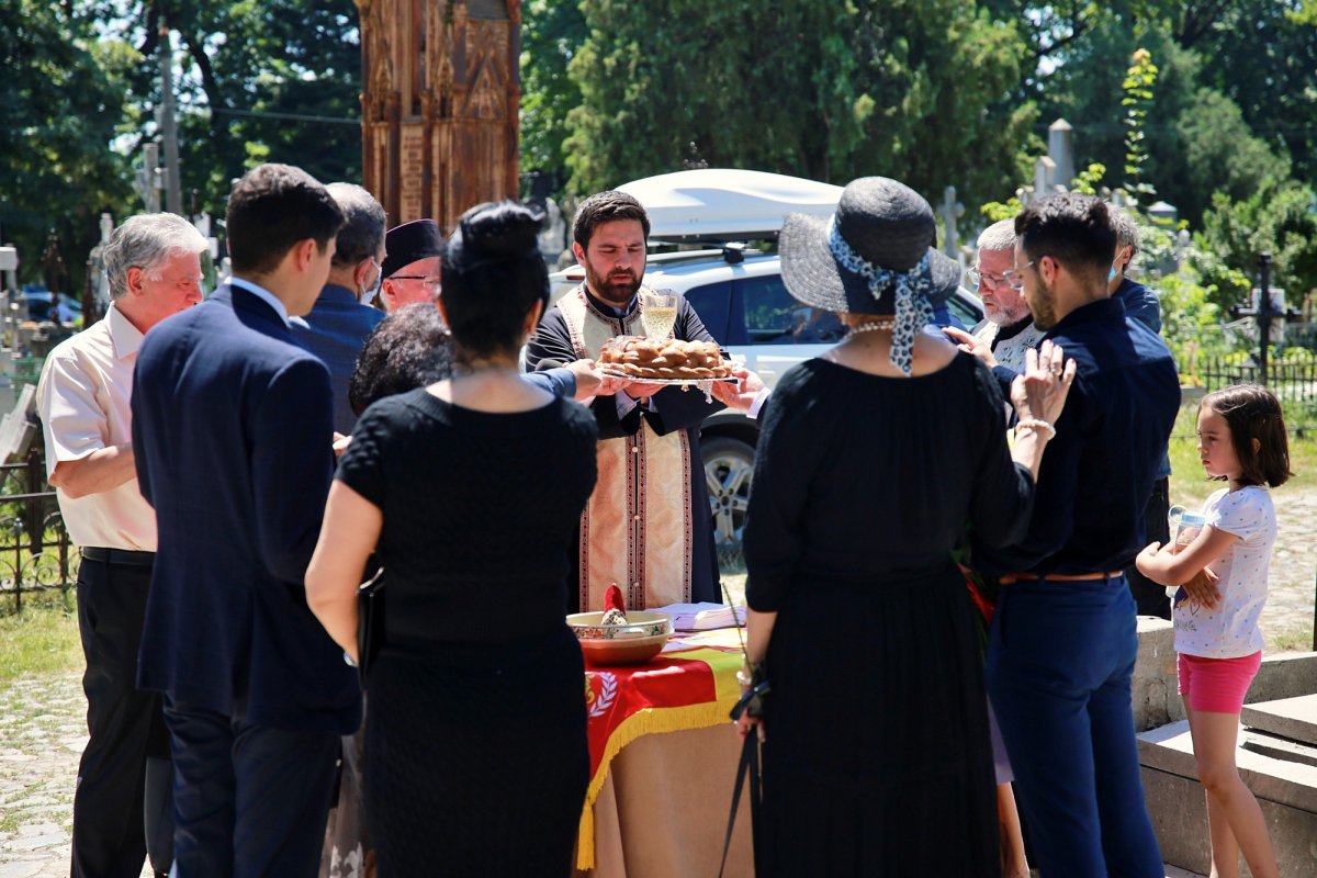 A fost sfințit mormântul profesorului Petru Poni de la Cimitirul „Eternitatea” 177301