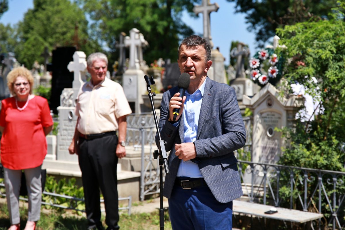 A fost sfințit mormântul profesorului Petru Poni de la Cimitirul „Eternitatea” 177303
