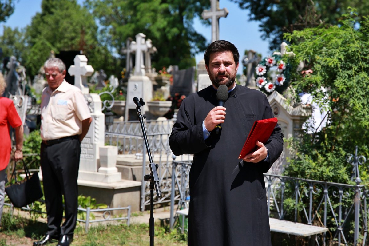 A fost sfințit mormântul profesorului Petru Poni de la Cimitirul „Eternitatea” 177307
