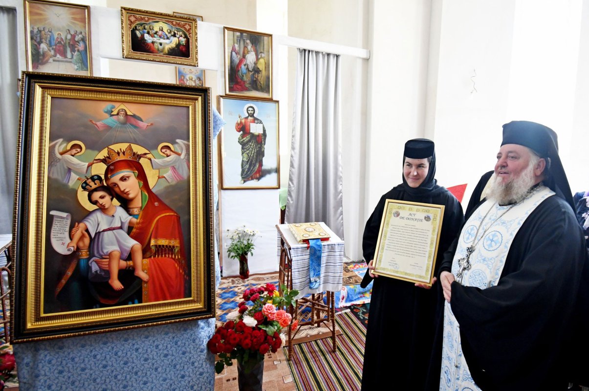 O copie a icoanei Maicii Domnului de la Mănăstirea Hadâmbu a fost oferită Mănăstirii Chirilovca 177166
