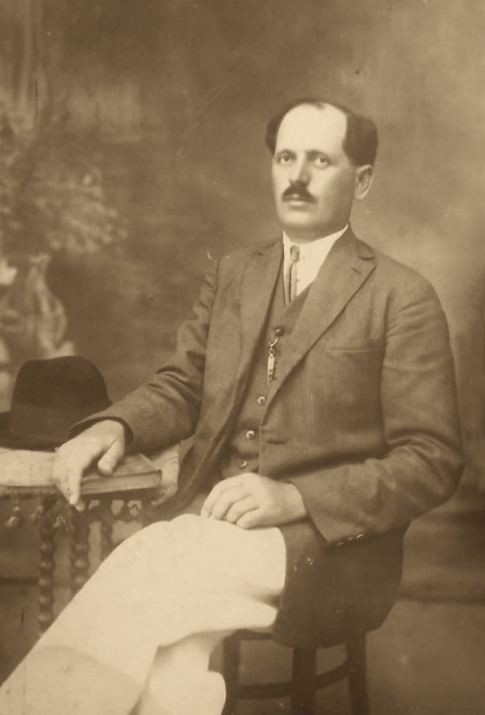 Preoţii şi cântăreții bisericeşti, primii dascăli pentru copiii din Mischii 176927