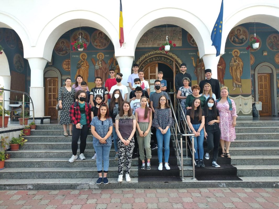 Proiectul catehetic „Împreună pentru școală” în parohiile Arhiepiscopiei Craiovei 177410