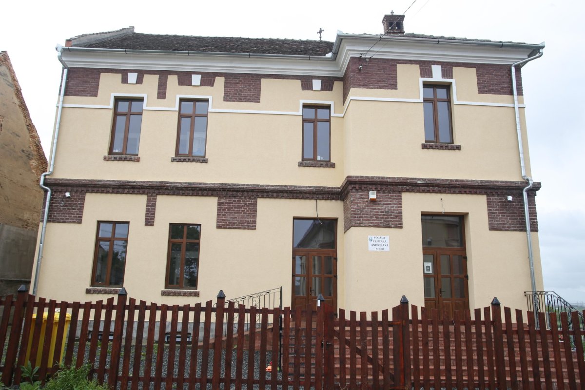 Şcoala „Andreiana”, locul unde educaţia se face în tinda bisericii 177374