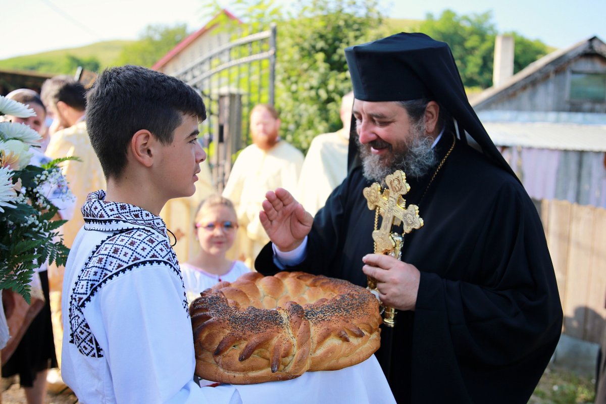 Slujire arhierească în parohia vasluiană Sasova 177412