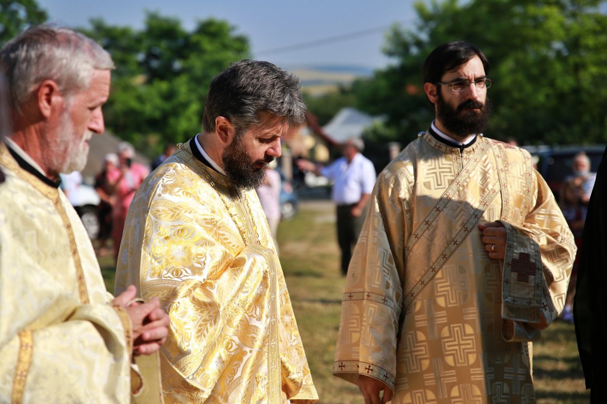 Slujire arhierească în parohia vasluiană Sasova 177414