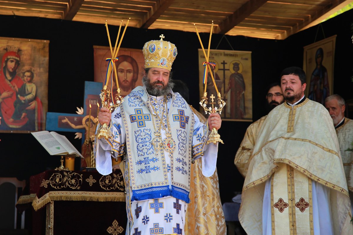 Slujire arhierească în parohia vasluiană Sasova 177419