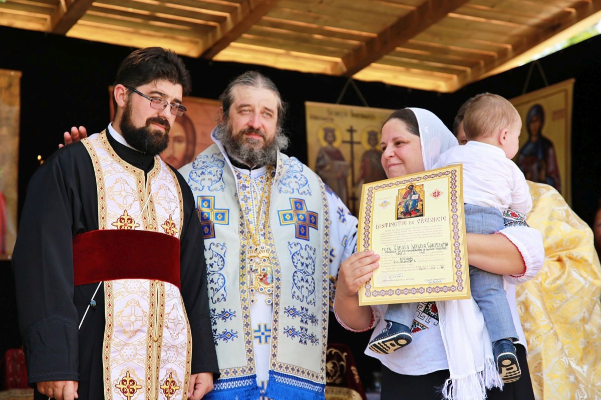 Slujire arhierească în parohia vasluiană Sasova 177423