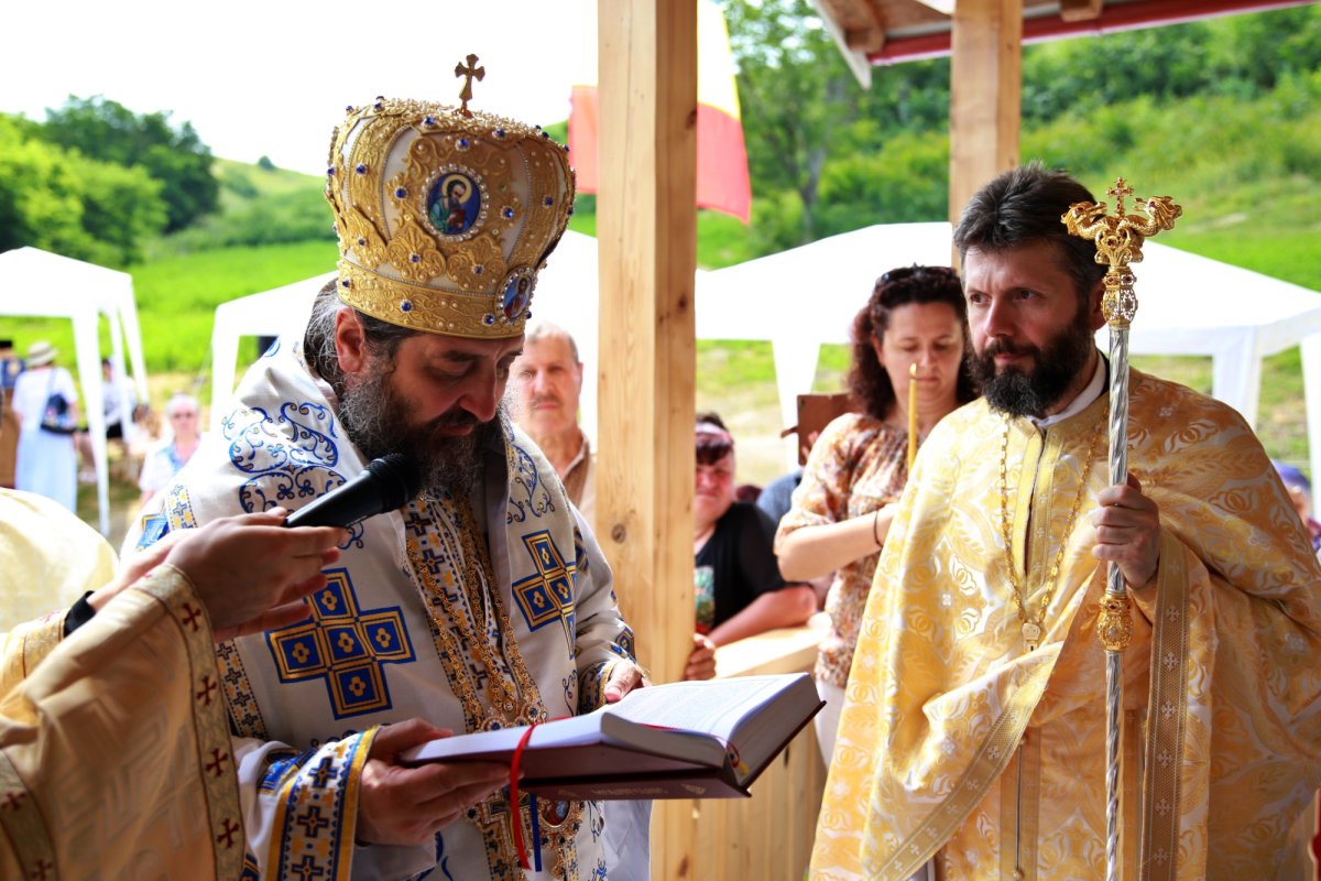 Slujire arhierească în parohia vasluiană Sasova 177424