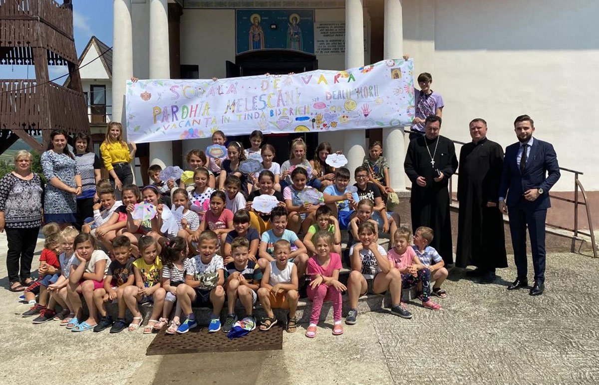 Vacanţă în tinda bisericii la Sascut 177362