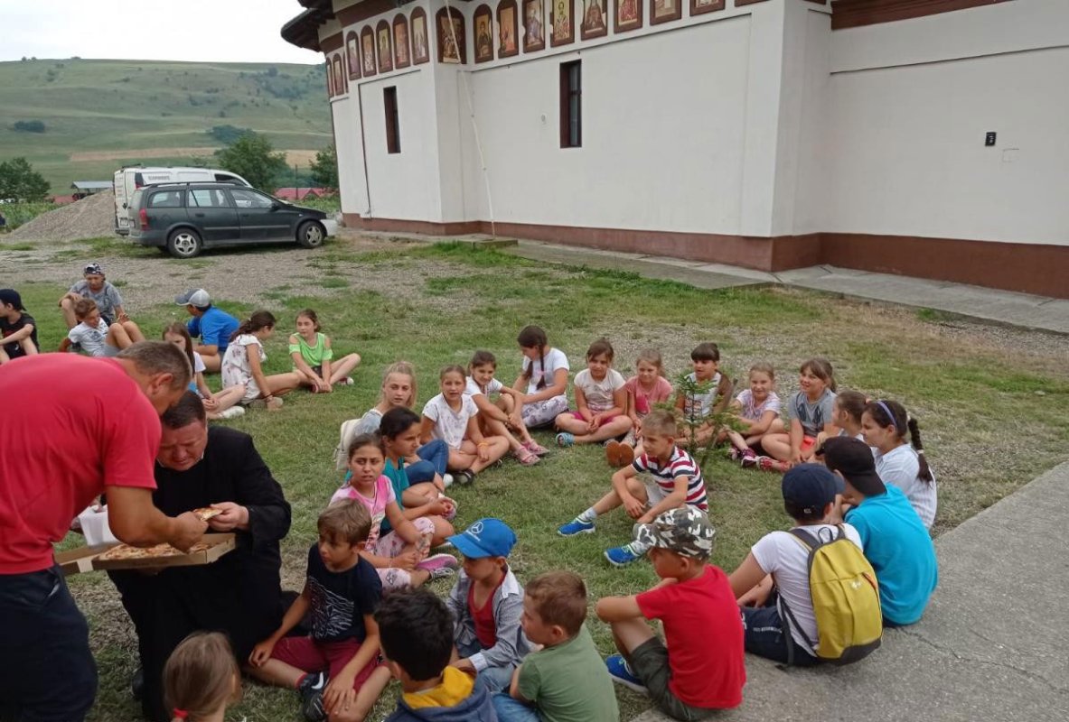 Vacanţă în tinda bisericii la Sascut 177363