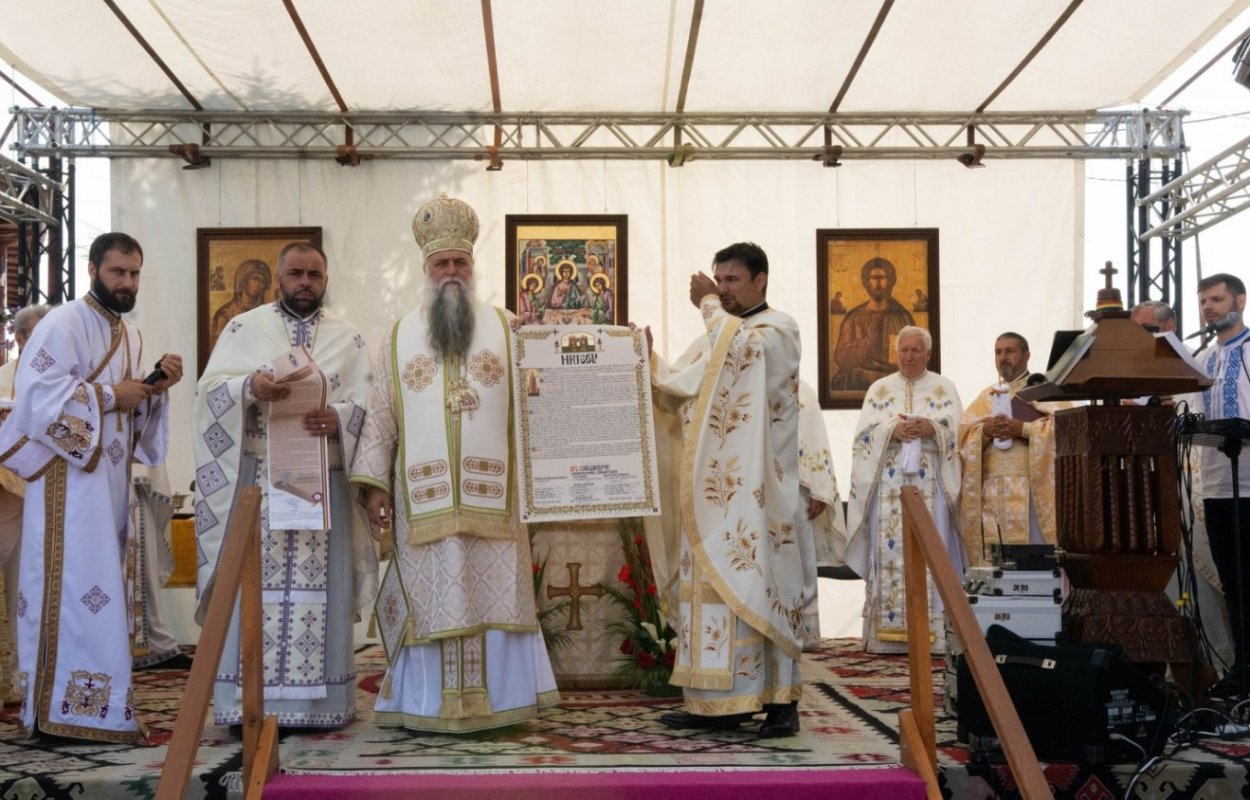 A fost sfinţită Biserica „Sfinţii Arhangheli Mihail şi Gavriil” din Călimăneşti 177522