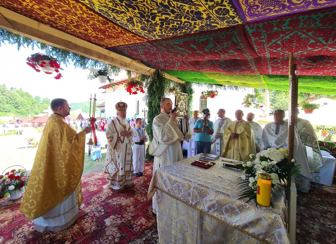 Biserica din localitatea clujeană Săcuieu a fost resfinţită 177509