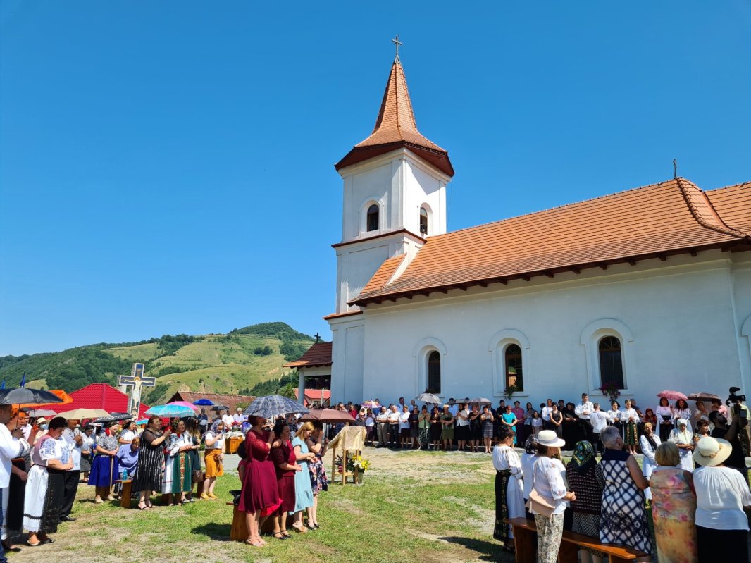 Biserica din localitatea clujeană Săcuieu a fost resfinţită 177510