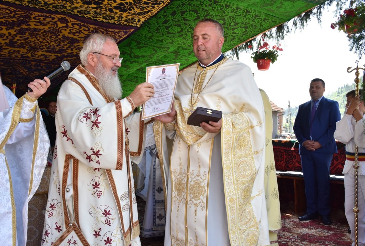 Biserica din localitatea clujeană Săcuieu a fost resfinţită 177512