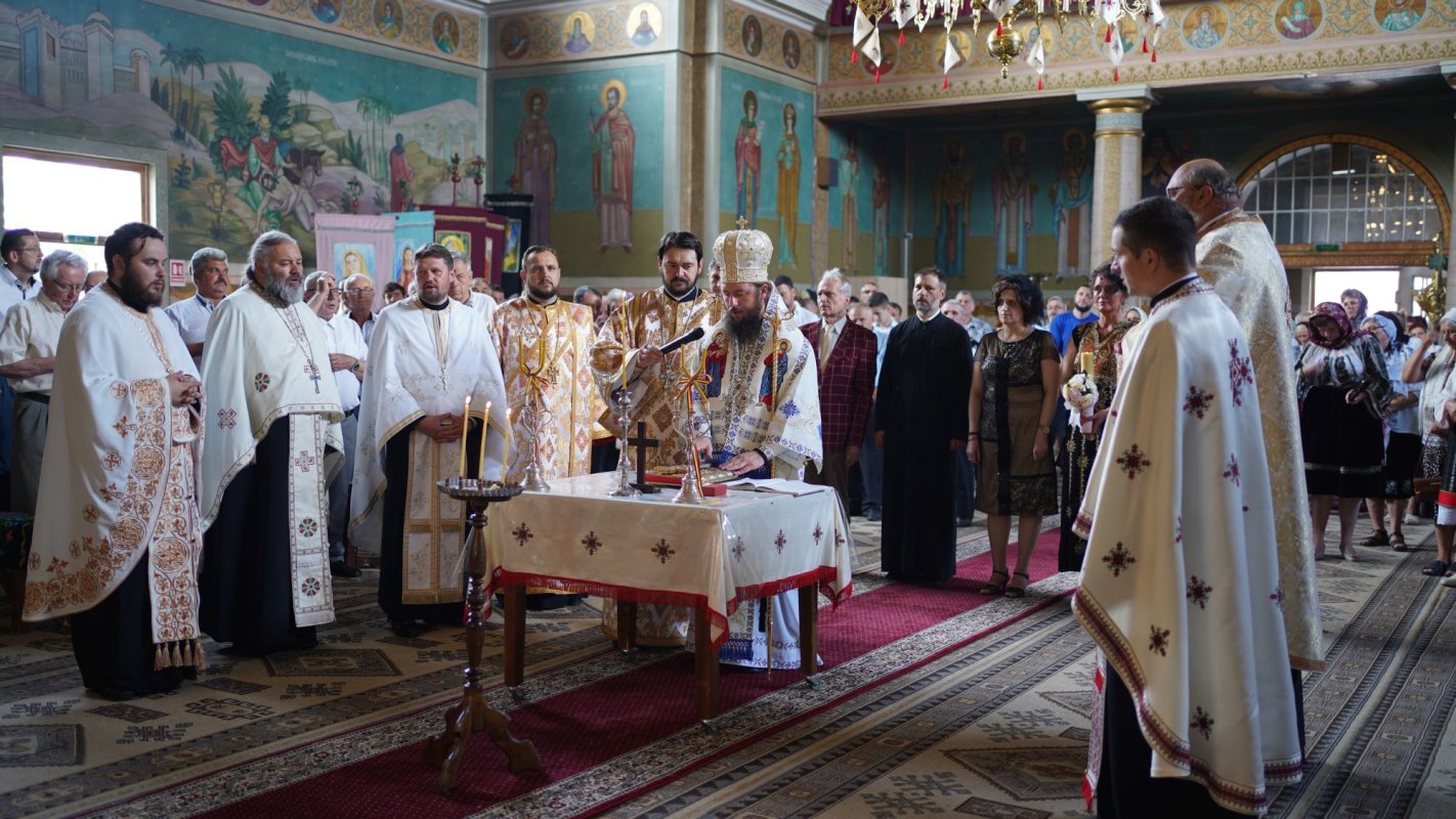 Preasfințitul Părinte Damaschin Dorneanul a slujit în satul natal 177493