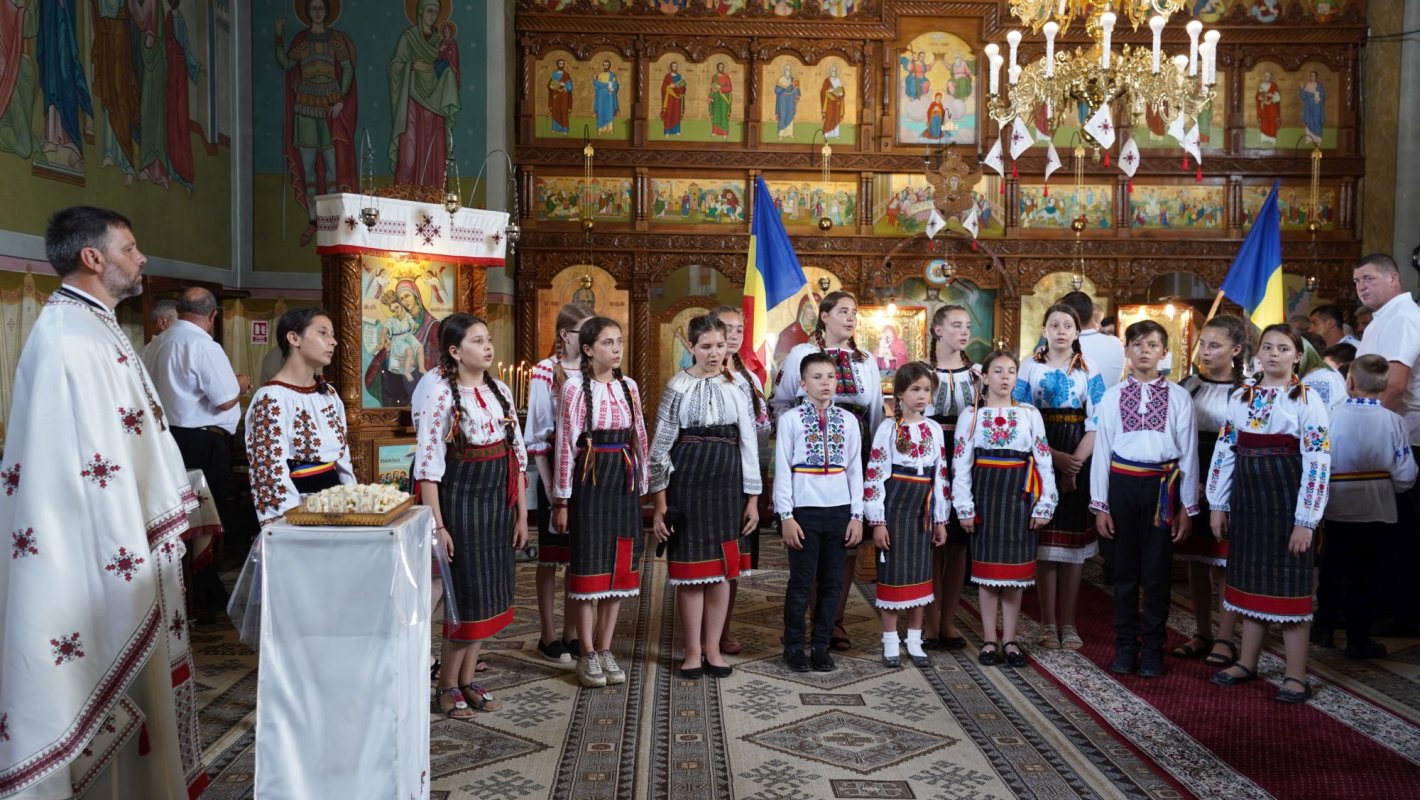 Preasfințitul Părinte Damaschin Dorneanul a slujit în satul natal 177495