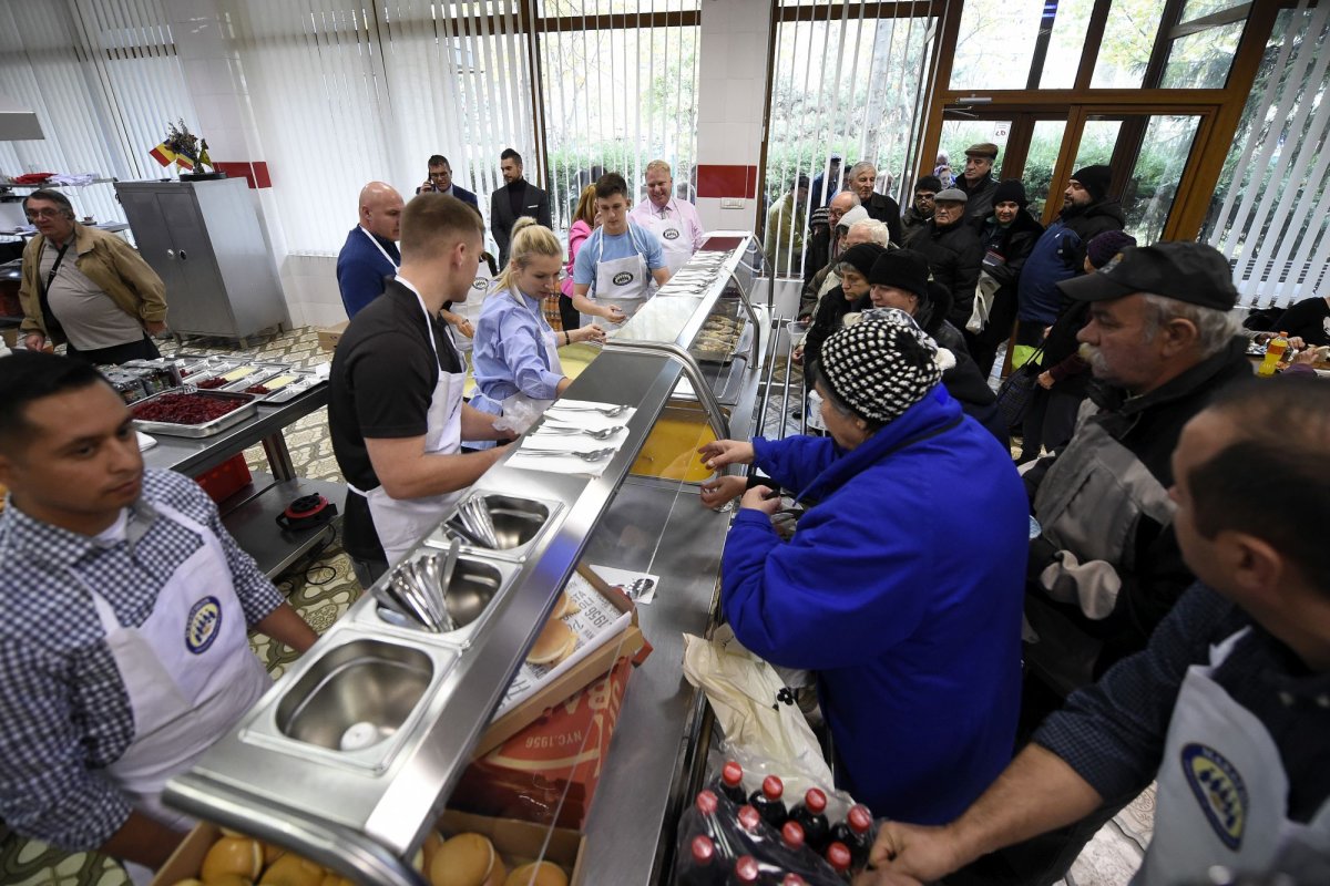 Mese calde pentru vârstnici defavorizați 177605