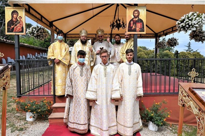 Slujiri şi binecuvântări arhiereşti în comunităţi româneşti din străinătate 177701