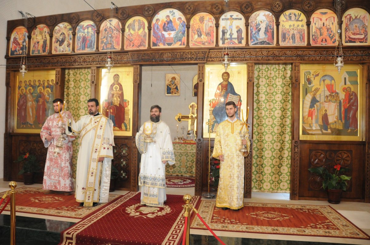 Slujiri şi binecuvântări arhiereşti în comunităţi româneşti din străinătate 177703