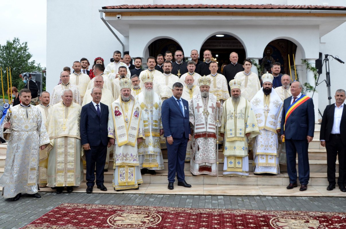Cinci ierarhi au târnosit noua biserică din satul Gothatea, Hunedoara 177796