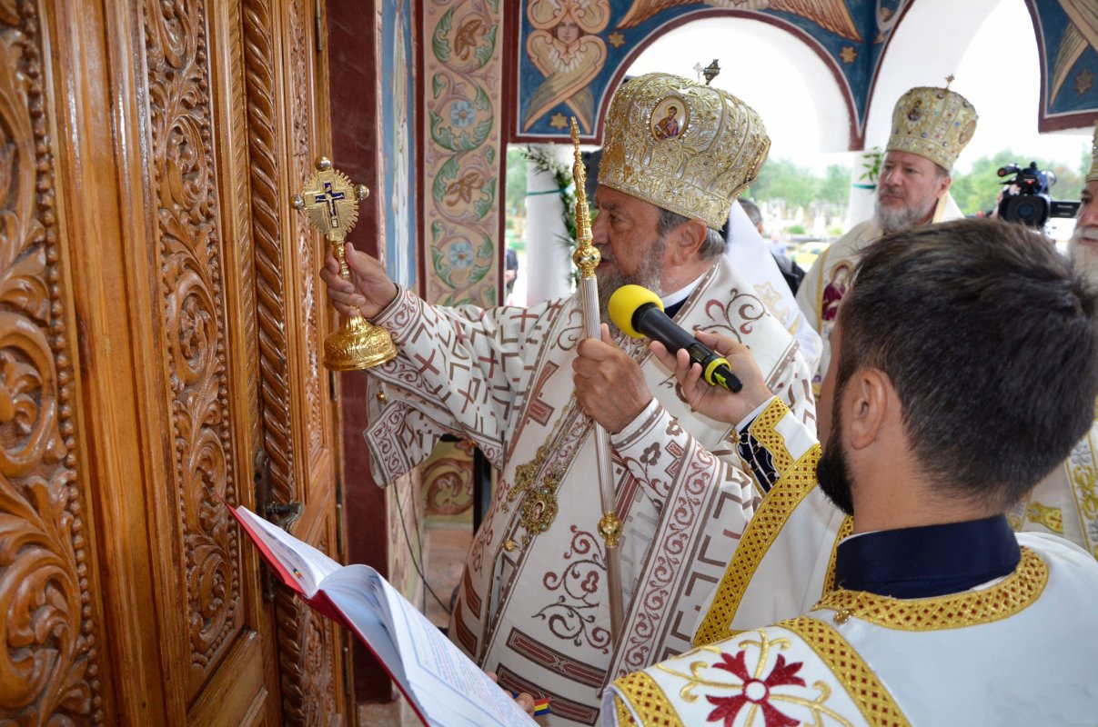 Cinci ierarhi au târnosit noua biserică din satul Gothatea, Hunedoara 177798