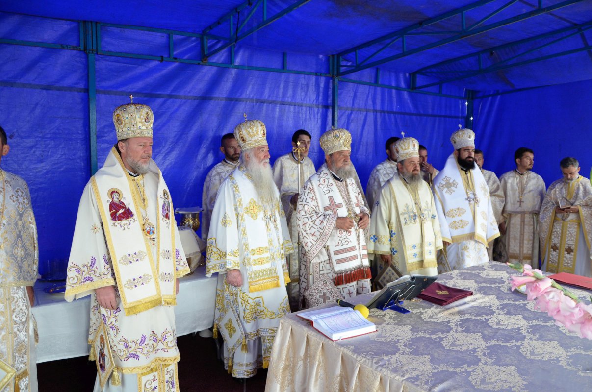 Cinci ierarhi au târnosit noua biserică din satul Gothatea, Hunedoara 177799