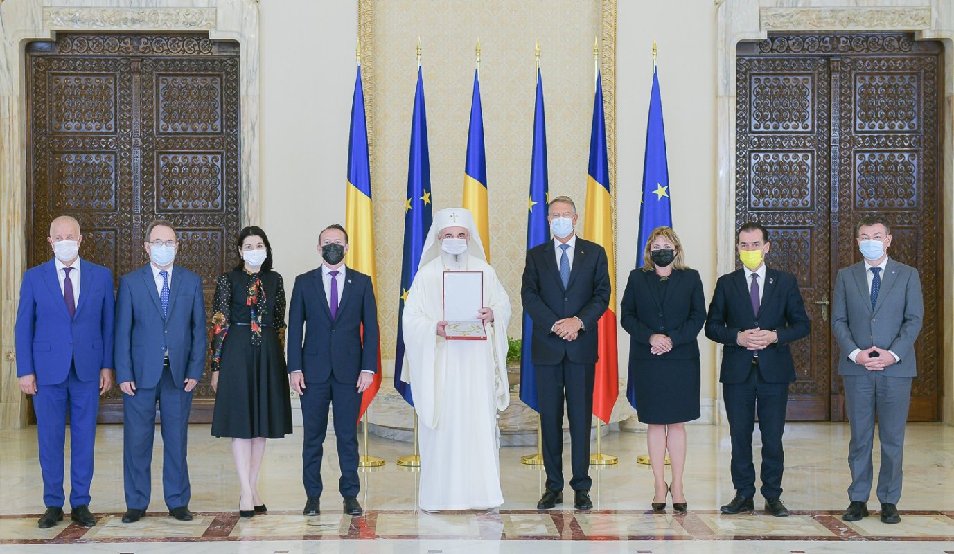 Patriarhul Daniel decorat de Președintele României la ceas aniversar 178026