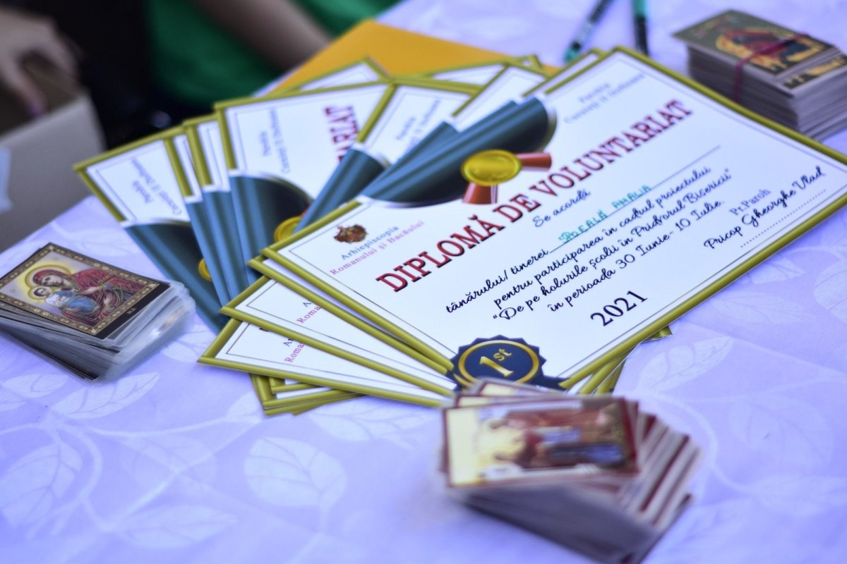 De pe holurile școlii în pridvorul bisericii 178116