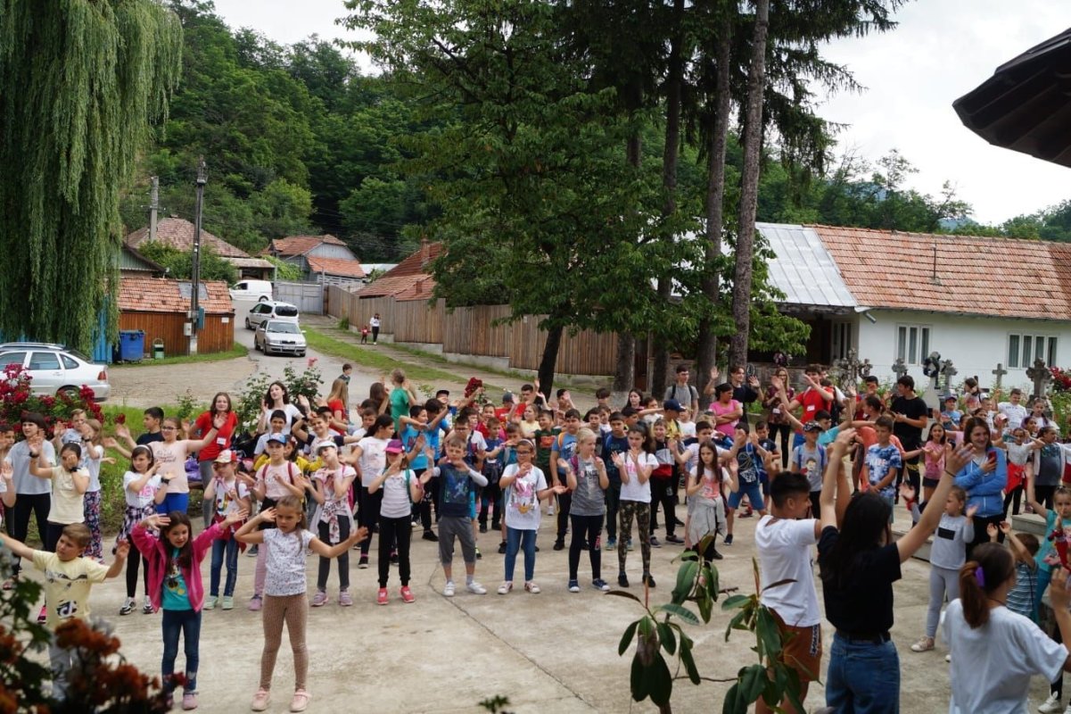 De pe holurile școlii în pridvorul bisericii 178118