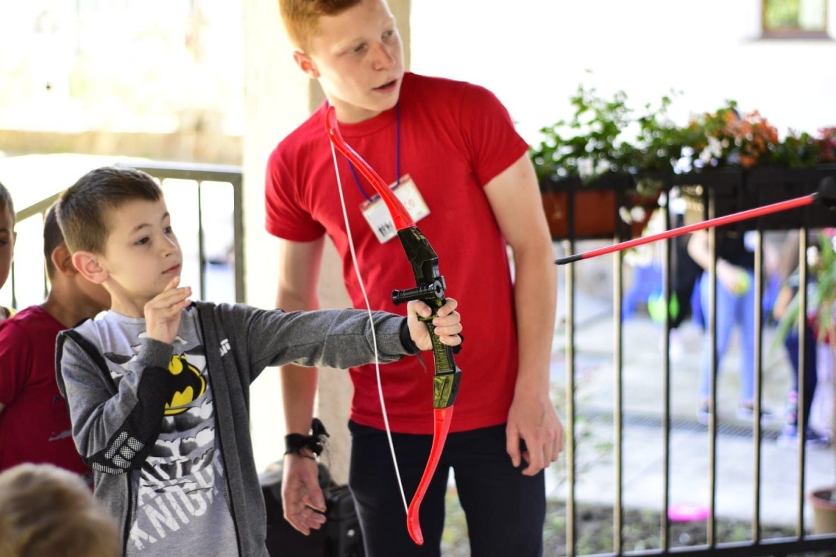 De pe holurile școlii în pridvorul bisericii 178119