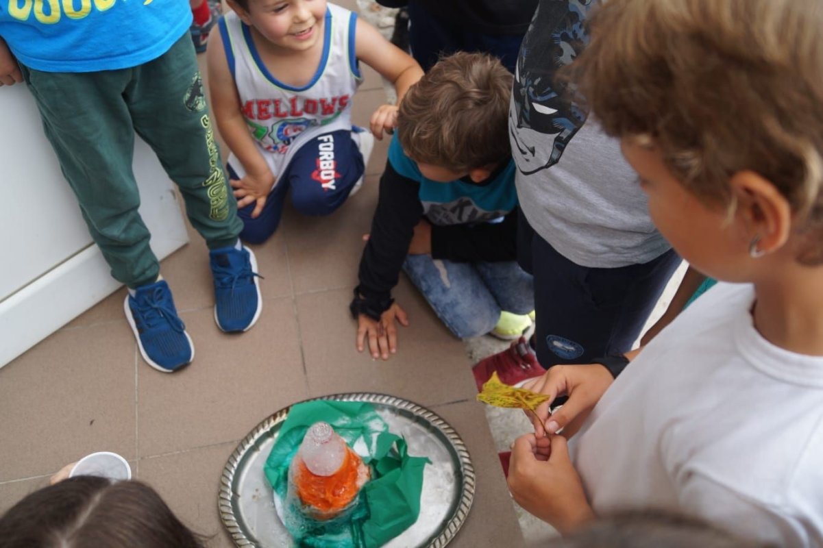 De pe holurile școlii în pridvorul bisericii 178120