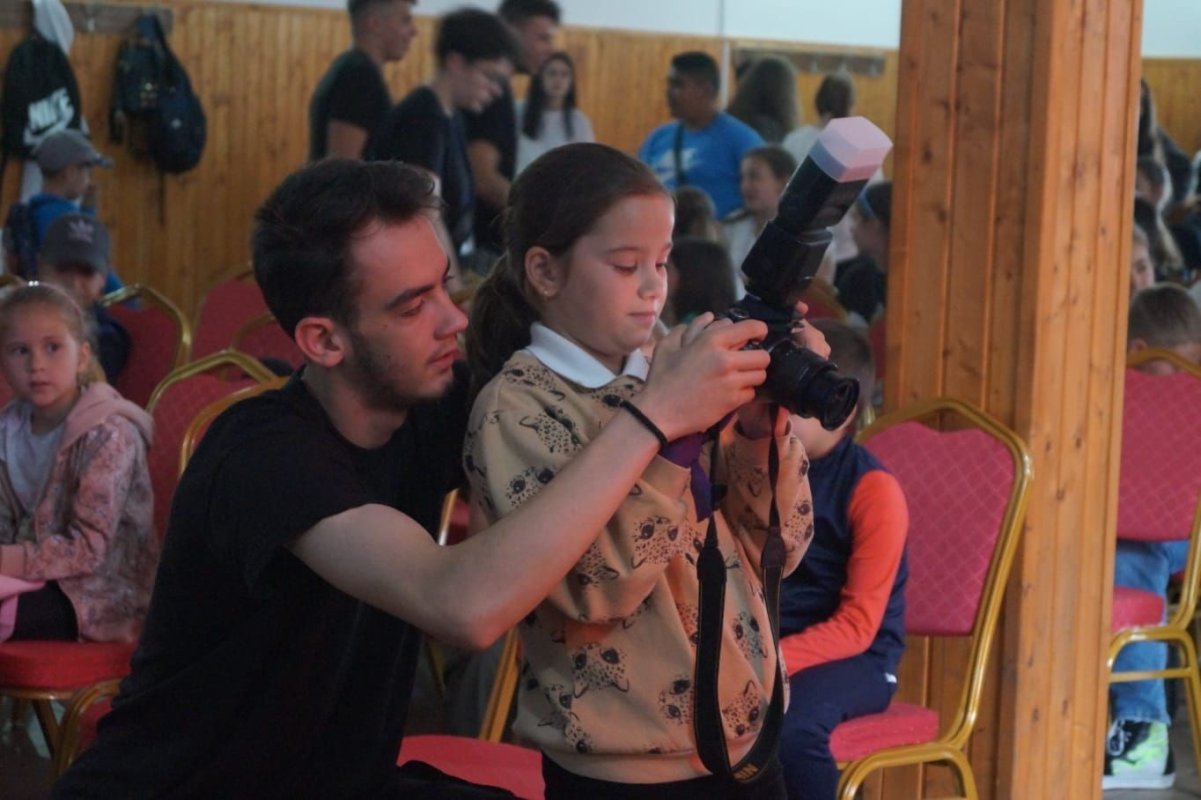 De pe holurile școlii în pridvorul bisericii 178121